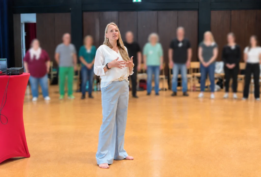 Svenja auf der Lake spricht zu einer Seminargruppe bei einer Aufstellung