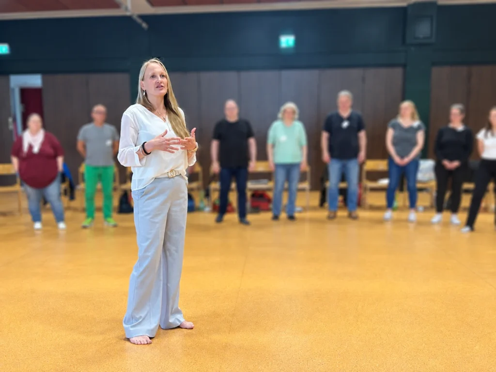 Svenja auf der Lake spricht in einem Seminar zur Gruppe
