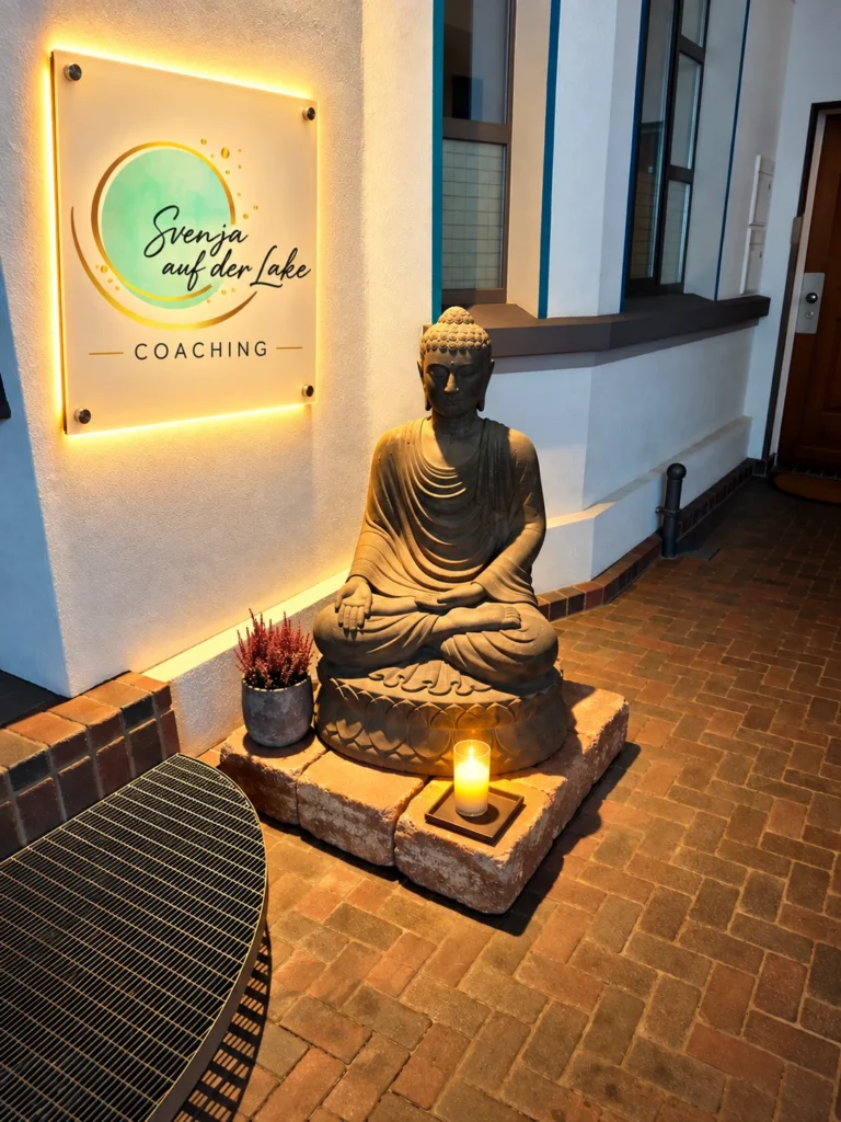 Eingang der Praxis von Svenja auf der Lake in Essen mit Buddha-Statue und Kerze